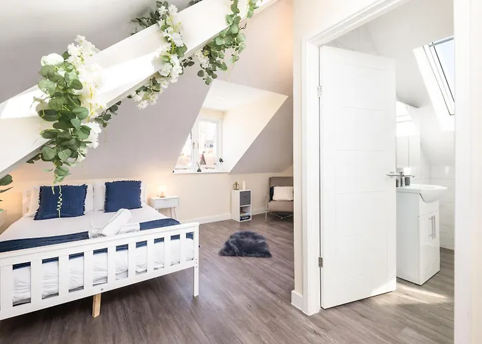 Spacious City Centre Penthouse Gem - Cathedral Views!