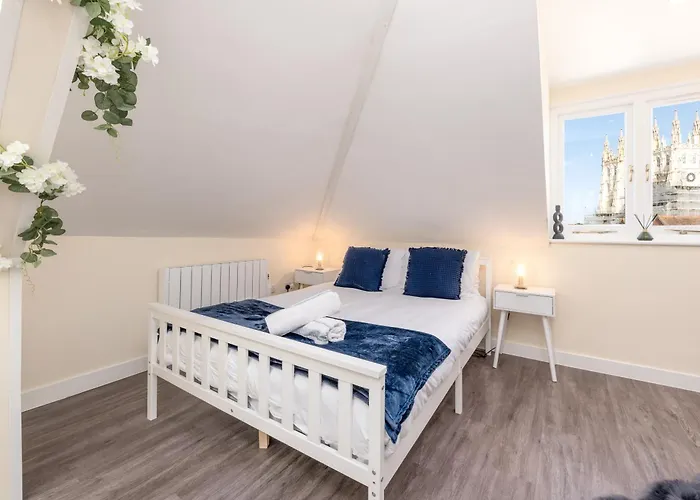 Spacious City Centre Penthouse Gem - Cathedral Views!