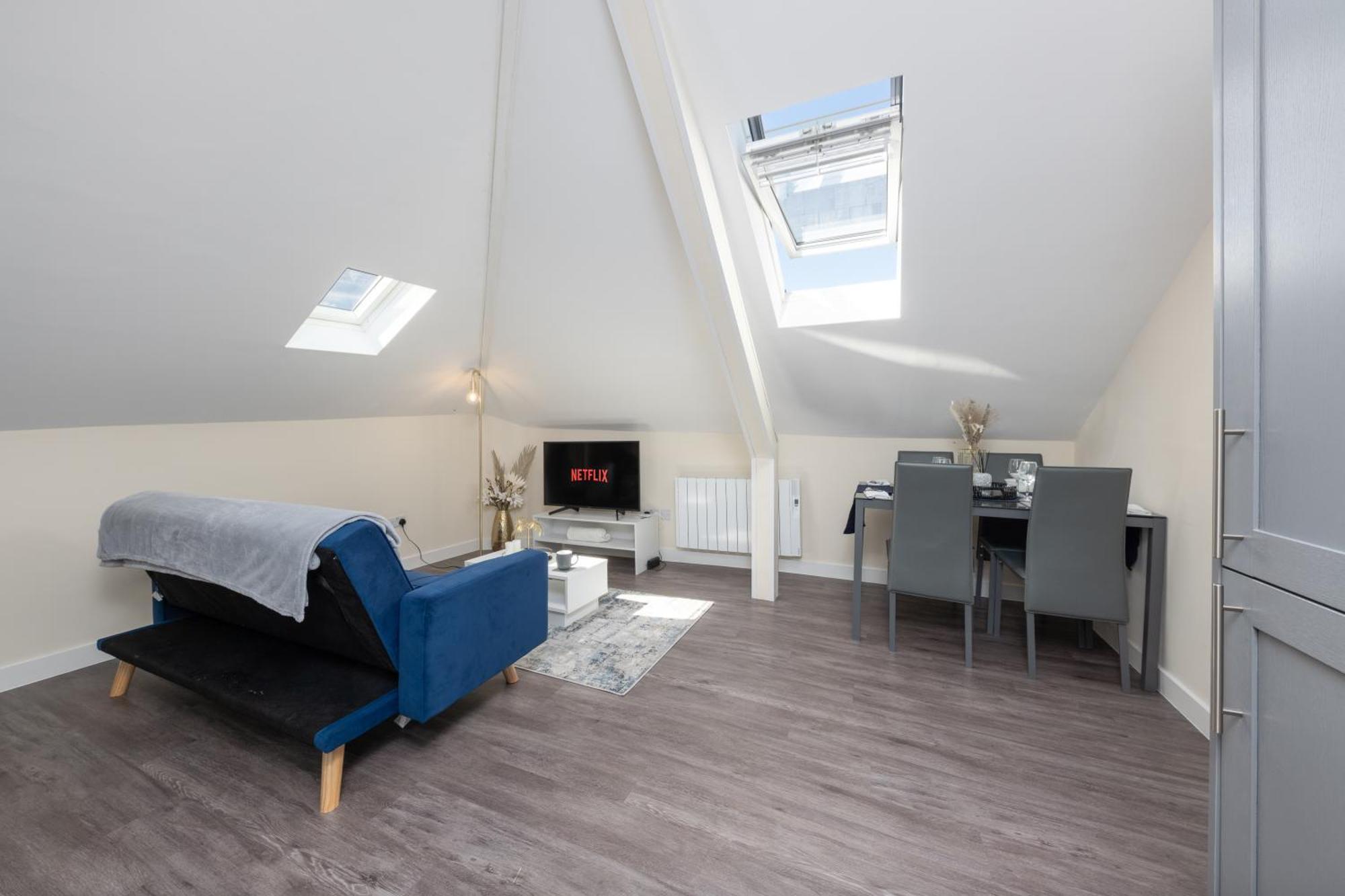 Spacious Centre Penthouse Gem - Cathedral Views! Apartment
