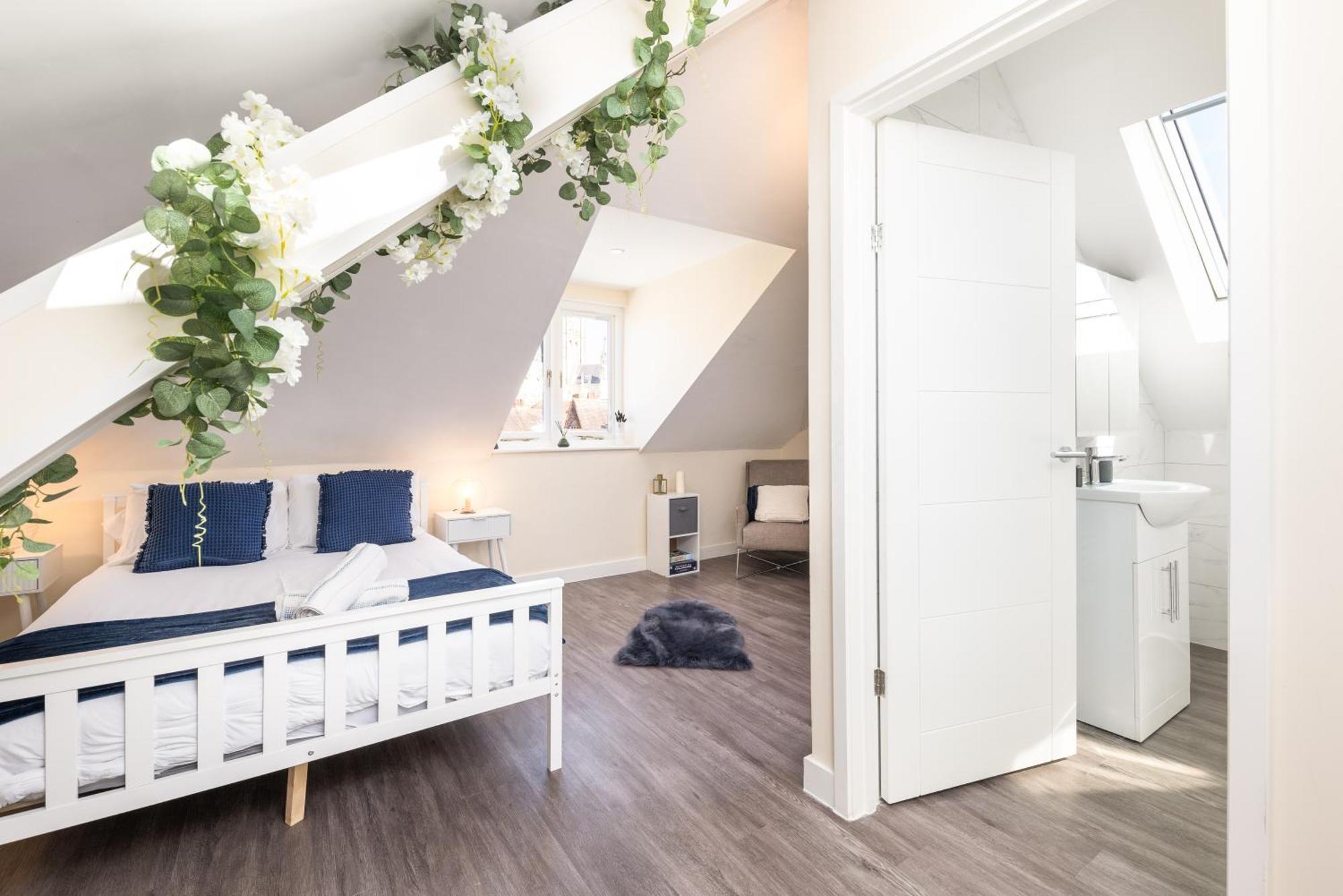 Spacious Centre Penthouse Gem - Cathedral Views!