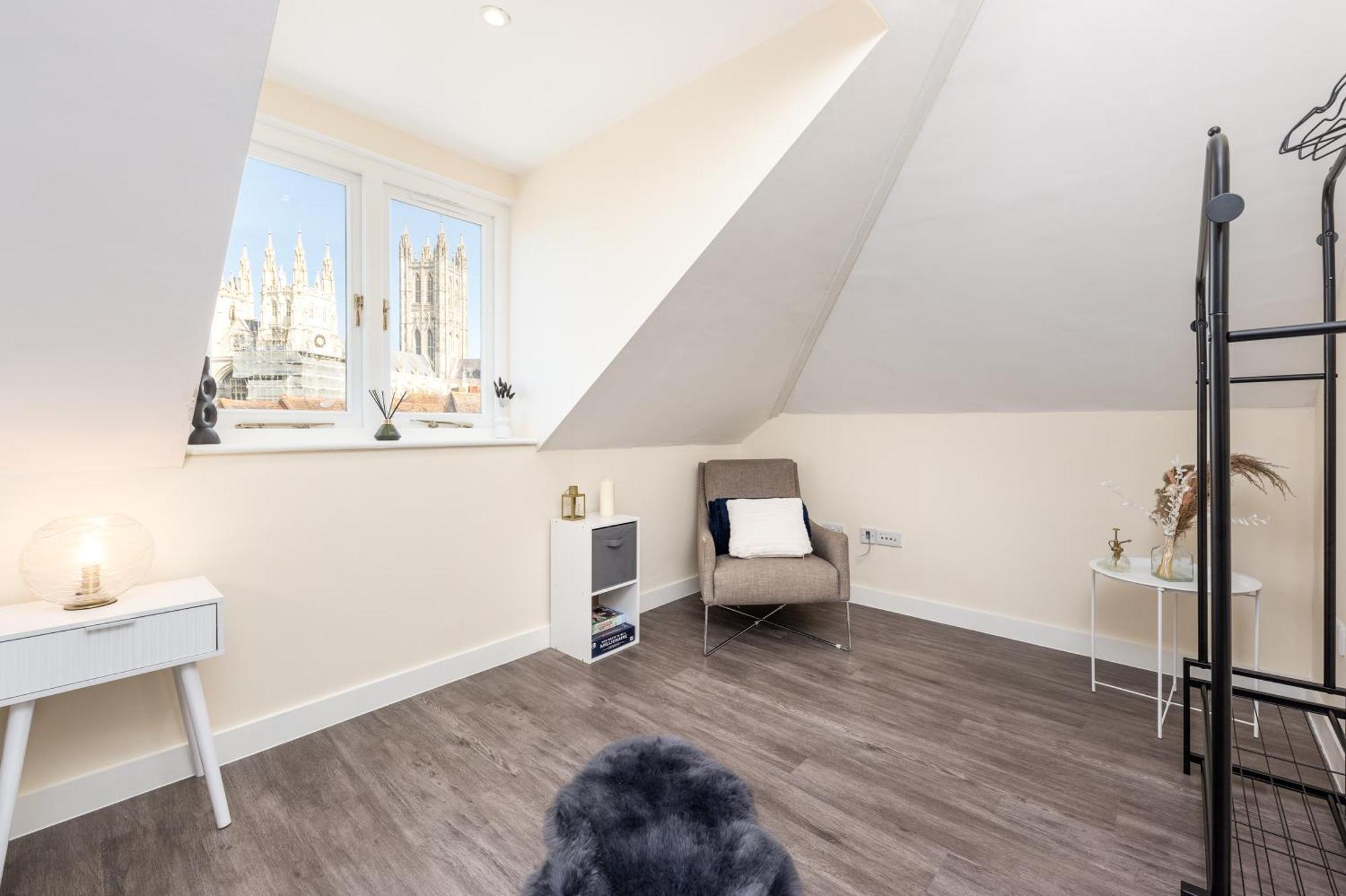 Spacious Centre Penthouse Gem - Cathedral Views! *