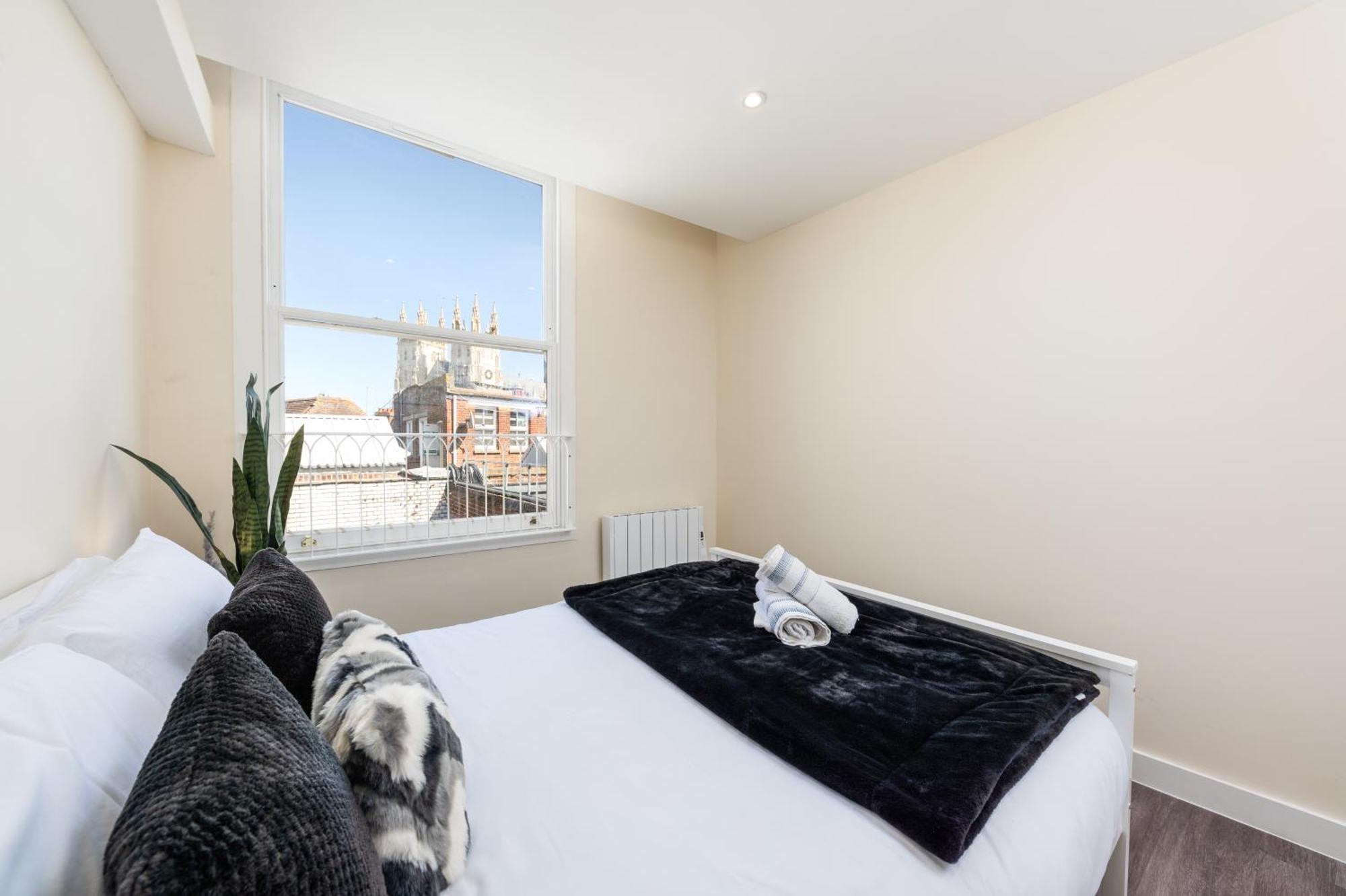 Spacious Centre Penthouse Gem - Cathedral Views! Canterbury
