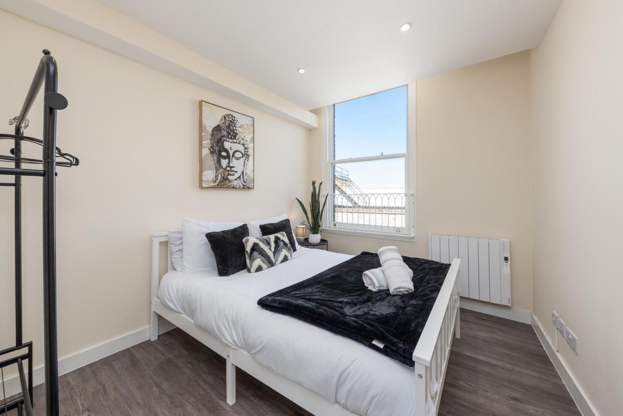 Spacious Centre Penthouse Gem - Cathedral Views! *