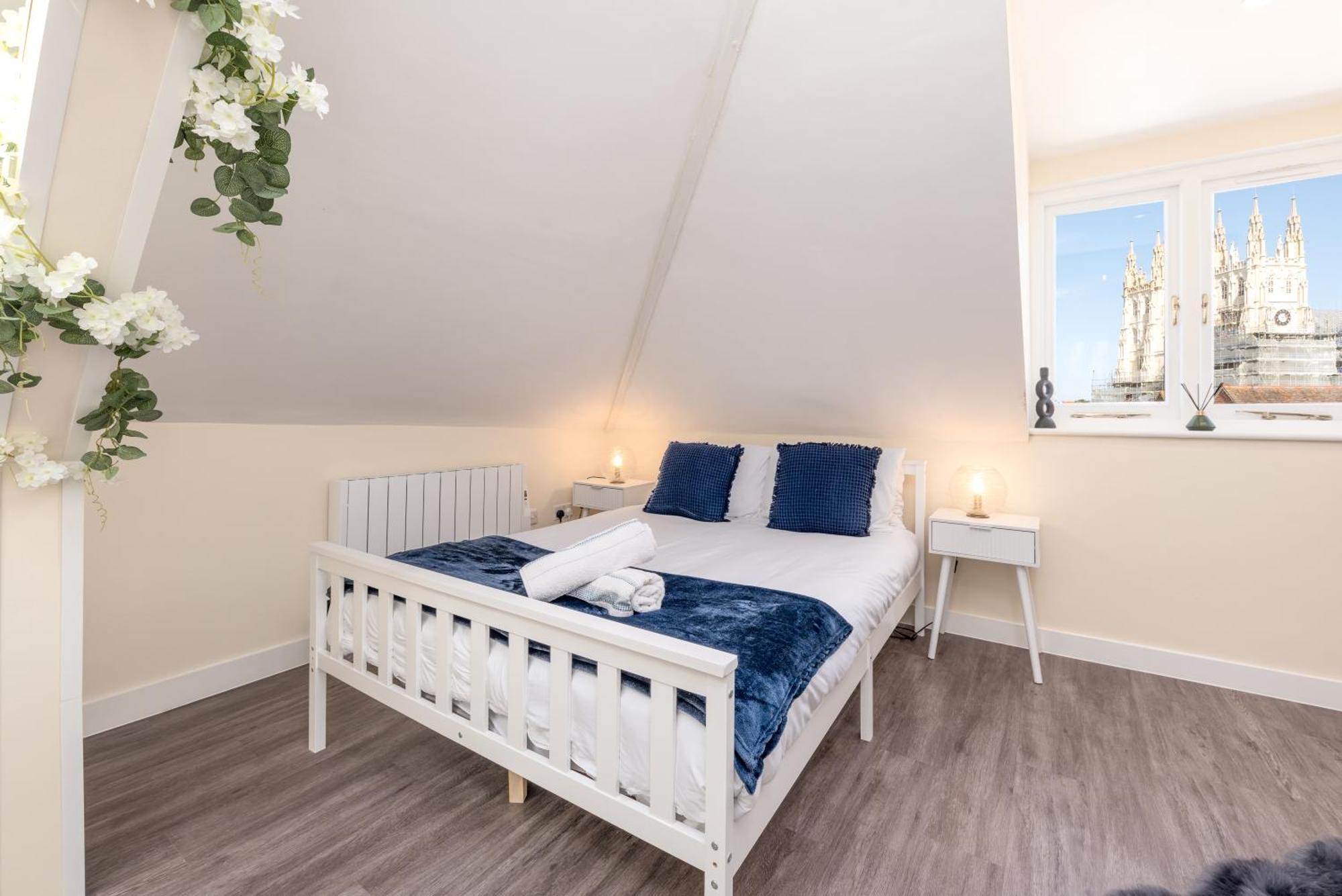Spacious Centre Penthouse Gem - Cathedral Views! Apartment Canterbury